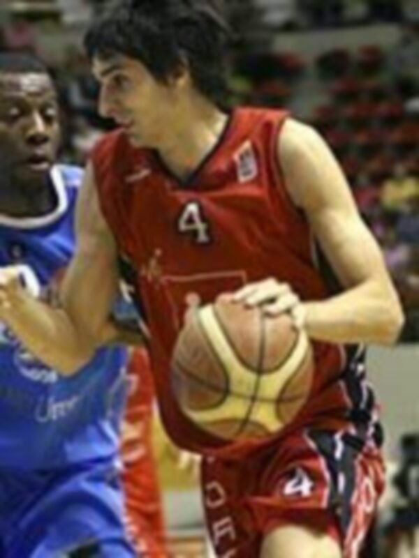 Un jugador de baloncesto en acción, con el número 4 en su camiseta, durante un partido de la NBA.