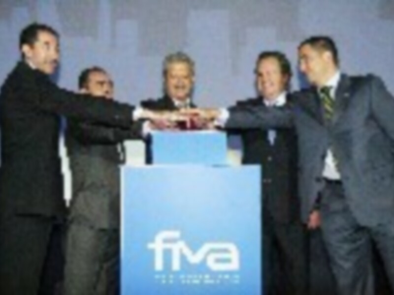 Celebración de una ceremonia oficial con representantes de la FIFA.