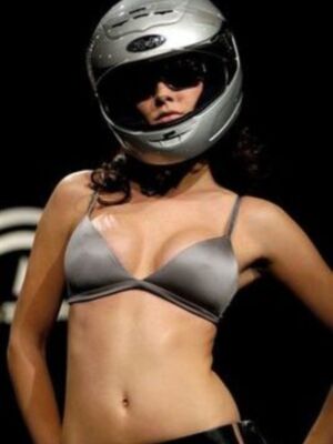 ELIZABETH REYES ESPECTACULAR SIN ROPA EN LA PASARELA