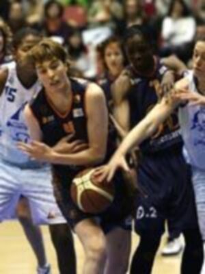 El Ciudad Ros Casares acaba el año más líder de una alocada Liga Femenina