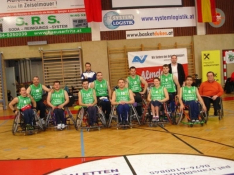 Equipo de baloncesto en sillas de ruedas posando para la foto.