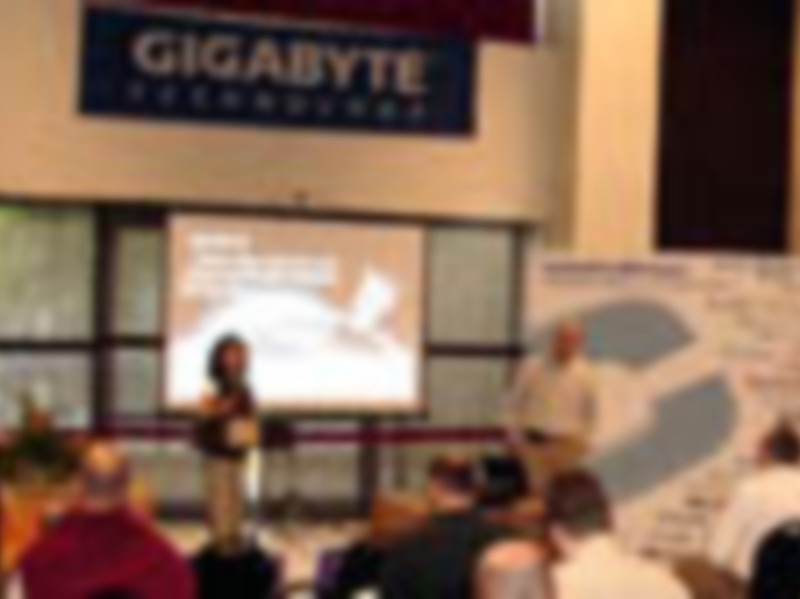 Persona dando una presentación sobre Gigabyte en un evento profesional.
