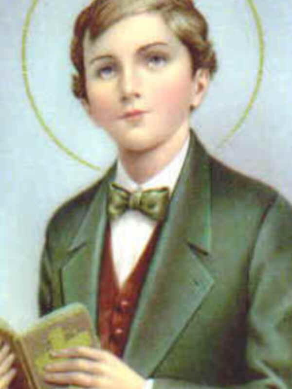 Retrato de San Dominic Savio, sosteniendo un libro, con un halo alrededor de su cabeza, vestido con un traje verde y corbata verde.
