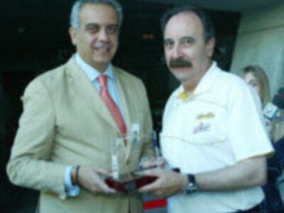 José Luis Sáez entrega a Carlos Saínz el premio de ganador de la Cyber Liga Femenina