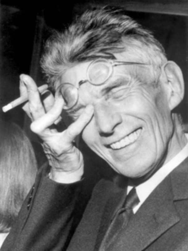 Elegante retrato de un hombre con gafas y una chicle en la boca, posando con elegancia.