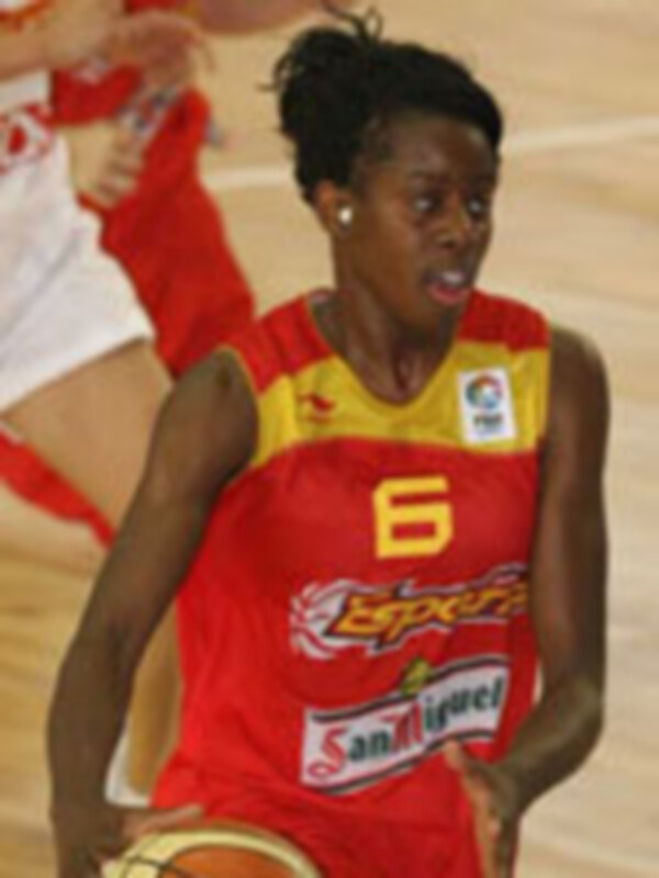 Jugadora de baloncesto en acción durante un partido, con el número 6 visible en su uniforme rojo y amarillo.