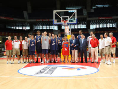 Esperanza Aguirre acude a saludar a la selección española de baloncesto