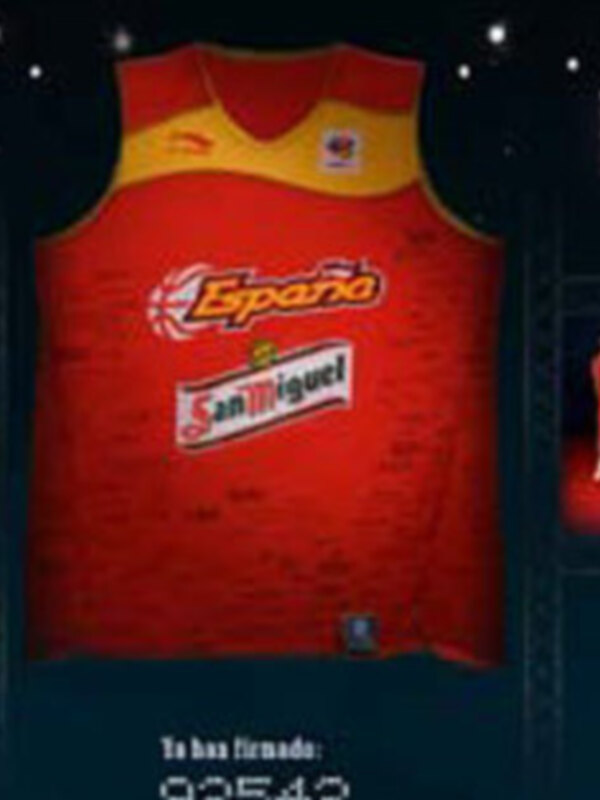 Una camiseta de baloncesto con el logotipo de "Espanya" y patrocinadores como "San Miguel". En el fondo, una imagen de jugadores en acción.