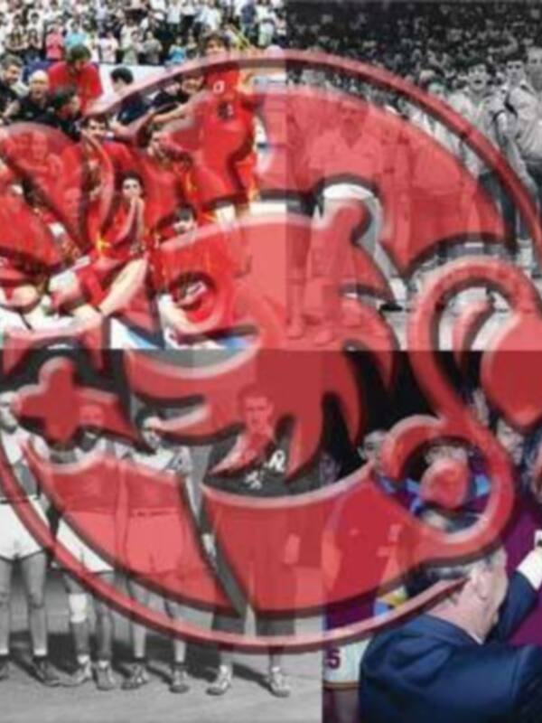 El escudo rojo y blanco de un equipo de fútbol, rodeado por jugadores en diferentes momentos de su historia.
