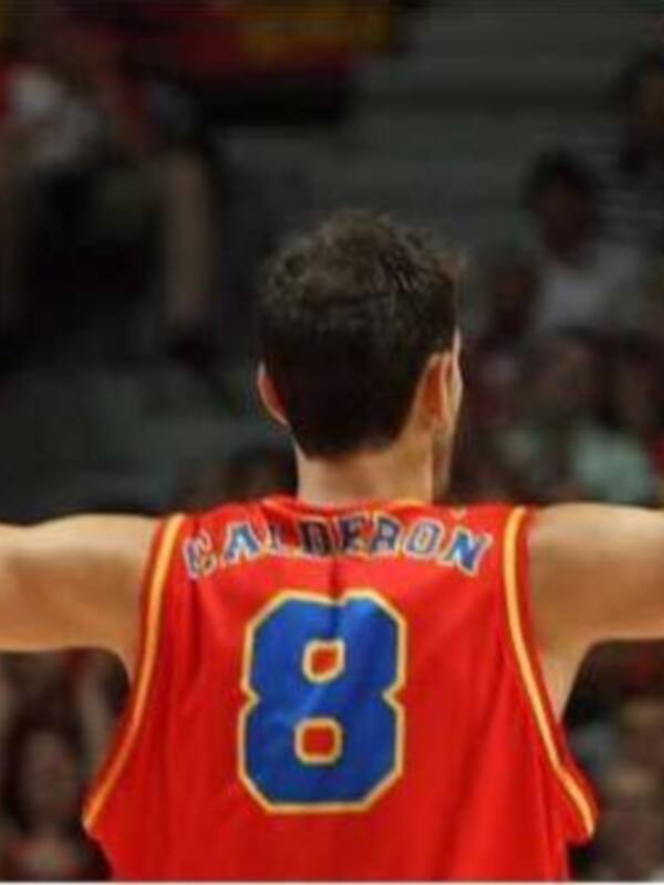 Un jugador de baloncesto con el número 8 en su camiseta celebra victoria, levantando las manos y mostrando el número 8 en su uniforme.