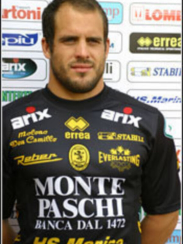 Jugador de fútbol con camiseta de sponsor 'Monte Paschi' y 'HS Marino'.