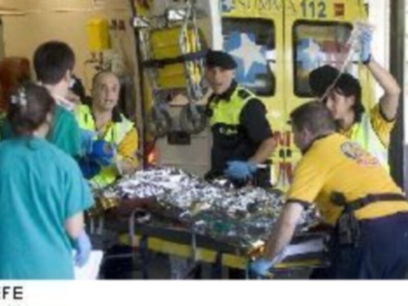 Personal médico atendiendo a una persona en una ambulancia, en un entorno de emergencia. El equipo médico está preparado para proporcionar atención inmediata. La escena sugiere un incidente de salud que requiere atención inmediata.