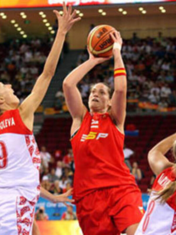 Jugadoras de baloncesto en acción durante un partido.