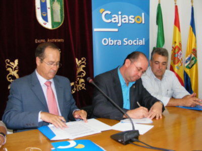 Firmados dos convenios de colaboración entre la Obra Social de Cajasol, la Hermandad Sacramental, y el Ayuntamiento de Gines