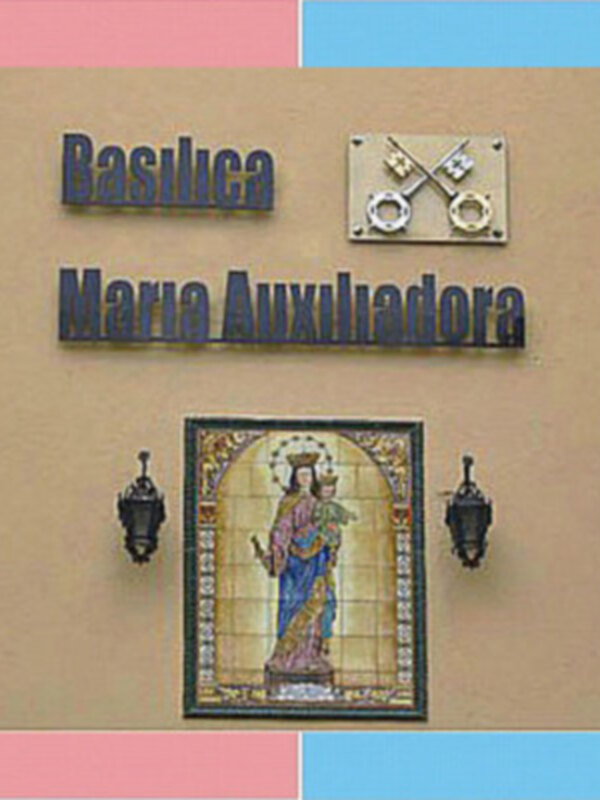 Basilica Maria Auxiliadora, con una imagen de la Virgen María en el centro.