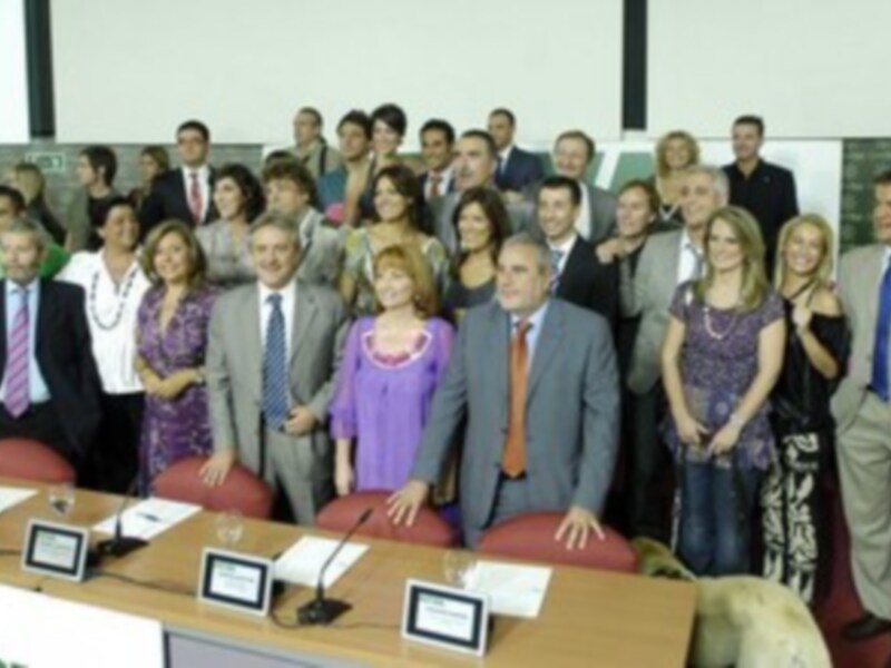 Grupo de personas posando en una reunión formal.