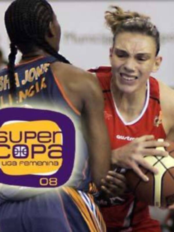 Imaginación de un partido de baloncesto femenino en la Copa de la UE, con dos jugadoras en acción.