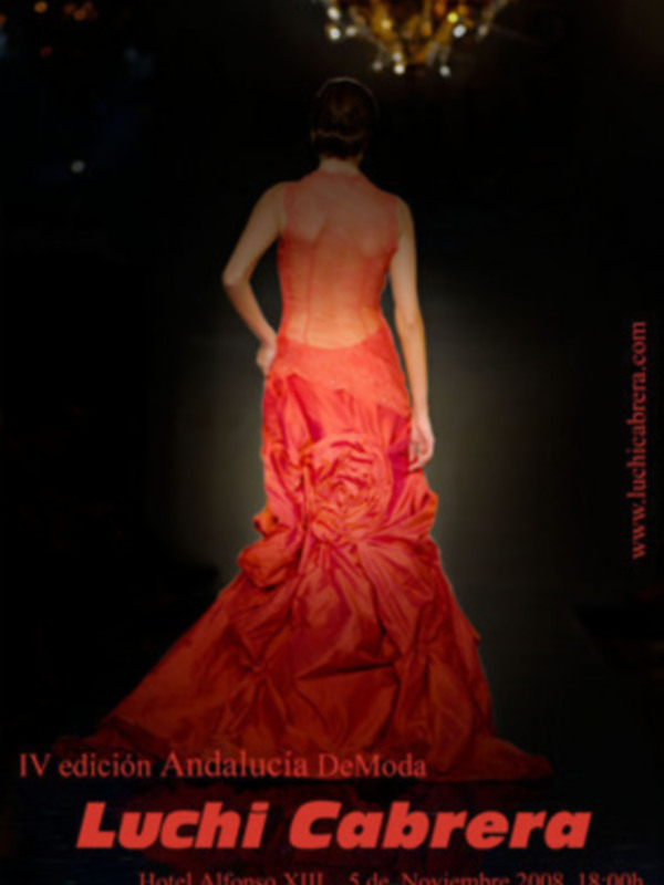 Modelo en vestido rojo de espalda descubierta, con un diseño elegante y voluminoso. Evento Andalucía DeModa 2008, Hotel Alfonso XIII.