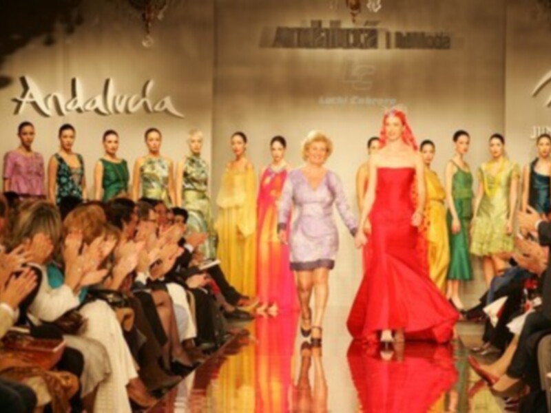 Modelos presentando vestidos de alta costura en un desfile de moda.