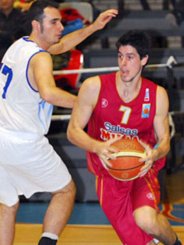 Jugadores de baloncesto en acción durante un partido.