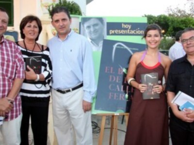 Francisco Gallardo firma El rock de la calle Feria el sabado en la Feria del Libro de Tomares.