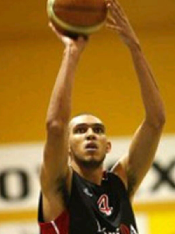 Un jugador de baloncesto en acción, preparándose para un tiro libre.