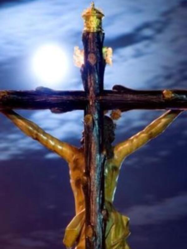 Una representación artística de Jesús crucificado, con el sol brillando en el cielo nocturno. La escena evoca una sensación de solemnidad y religiosidad, destacando la figura central del Cristo.
