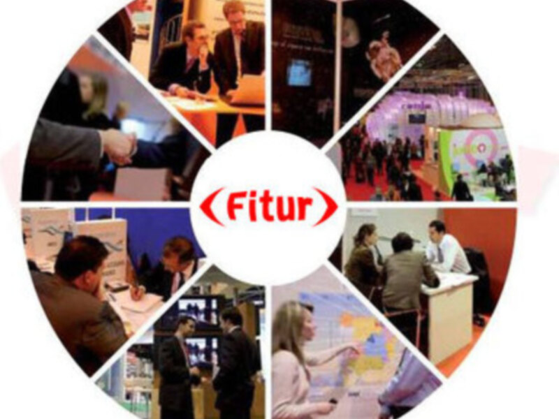 Una imagen circular que muestra varias escenas de una feria de turismo, con personas charlando y presentando información. En el centro, el logotipo de Fitur está destacado.
