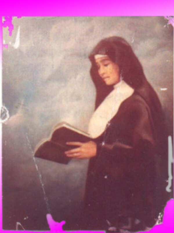 Una imagen antigua de una monja leyendo un libro, con un fondo de nubes y un cielo azul claro.