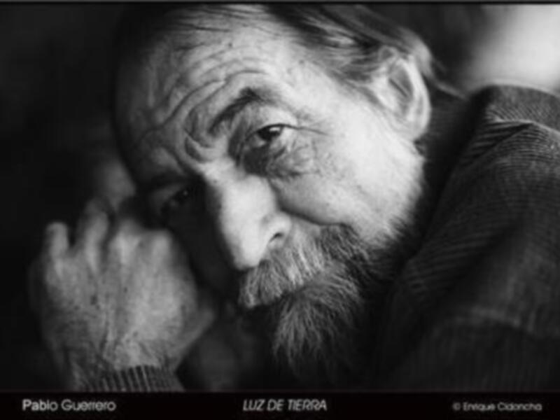 Un hombre con barba y bigote, mirando hacia la izquierda, con una expresión pensativa.