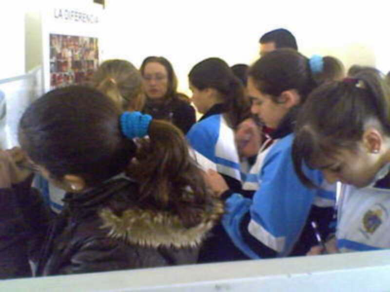 Mil escolares visitaron la exposición de Educación para la paz en Chipiona