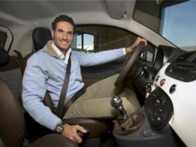 Oscar Higares con su Fiat 500