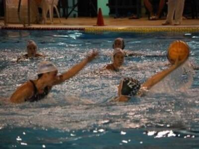 Paseo ante el colista de Primera Nacional del C.Waterpolo . Dos Hermanas-EMASESA