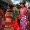 La Duquesa de Alba pasea por la Feria vestida de flamenca acompañada de Carmen Tello