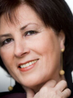 Isabel Fayos presenta el 20 de mayo su nuevo disco en el Restaurante Abades de Sevilla, con una cancion dedicada a Rocio Jurado en el tercer aniversario de su muerte