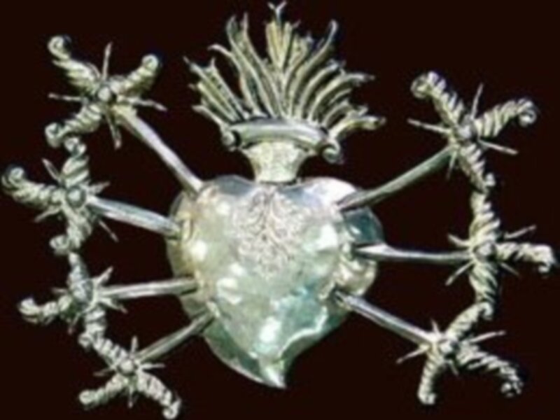 Un corazón de cristal con espinas en torno, simbolizando dolor o protección.