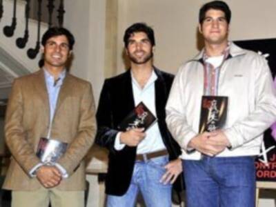 Francisco y Cayetano Rivera arropan a su hermano Julián en la presentación de su primera novela 