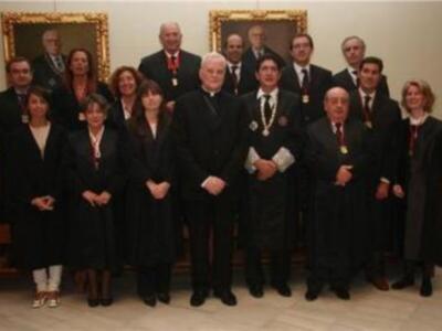 El Cardenal Arzobispo de Sevilla Carlos Amigo con la Junta de Gobierno del Colegio de Abogados de Sevilla