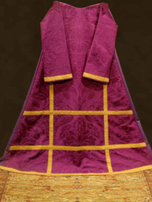 Vestimenta litúrgica de color morado con detalles dorados, probablemente usada en servicios religiosos.