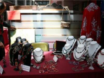 La Asociación Tú sí Puedes y la Obra Social de Cajasol inauguran el I Rastrillo Solidario Pre-feria 