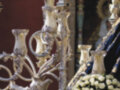 Cruz de Guía 2010, Cadena SER. Imagen muestra una cruz procesional con flores blancas y detalles dorados, probablemente durante una celebración religiosa.