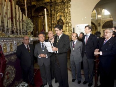 El Colegio de Abogados entregó el Bastón de Mando de la Institución a la Virgen de la Concepción.