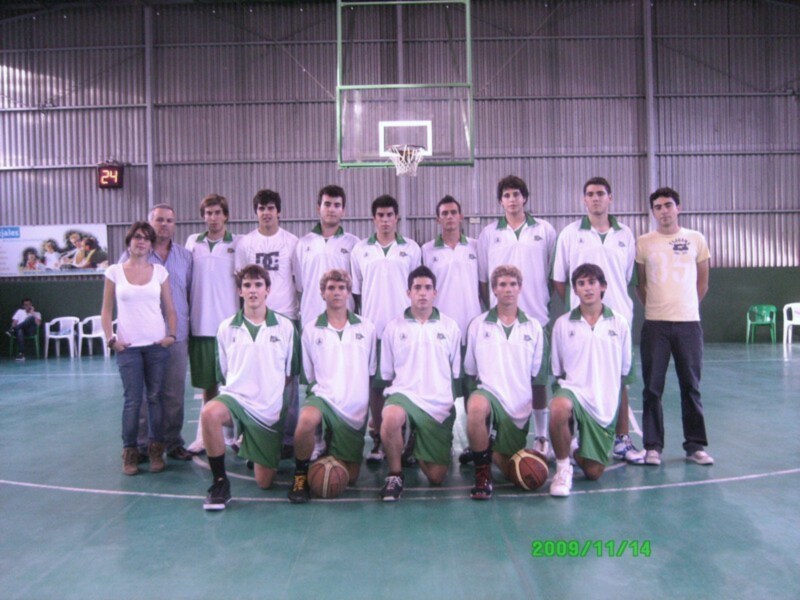 Equipo de baloncesto posando en el gimnasio, con uniformes blancos y verdes, y una fecha de 2009/11/14 en la foto.