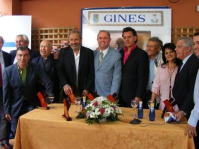 El grupo Amigos de Gines recibió el homenaje de su pueblo por sus 40 años cantando