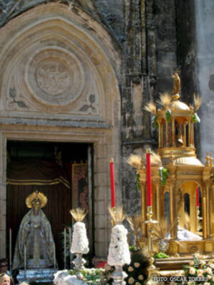  Altar de la Virgen de los Dolores de Chipiona con motivo del Corpusþ