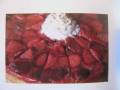 Tarta de fresas con crema chantilly y miel