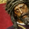 Un hombre rompe un brazo a la imagen de Jesús del Gran Poder