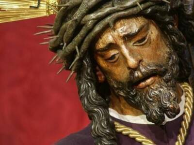 Un hombre rompe un brazo a la imagen de Jesús del Gran Poder
