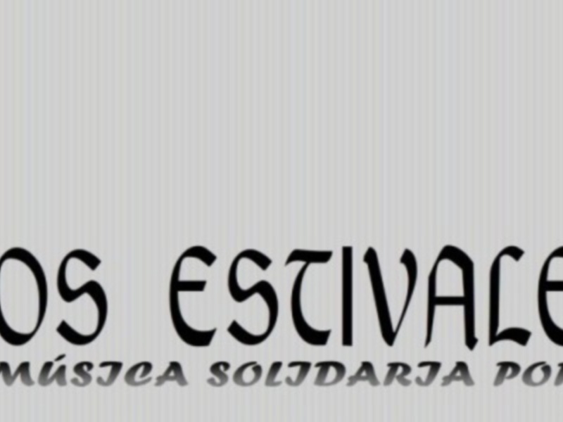 Fotografía de un texto blanco sobre fondo negro con letras negras y un símbolo en la esquina superior derecha. El texto dice 'Sueños Estivales' y 'Versos y Música Solidaria por la Paz'.