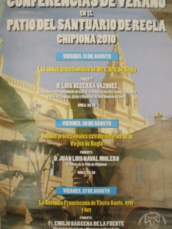 Conferencias de verano en el patio del Santuario de Recla en Chipiona 2010, con ponentes como D. Luis Becerra Vázquez y D. Juan Luis Naval Molero.